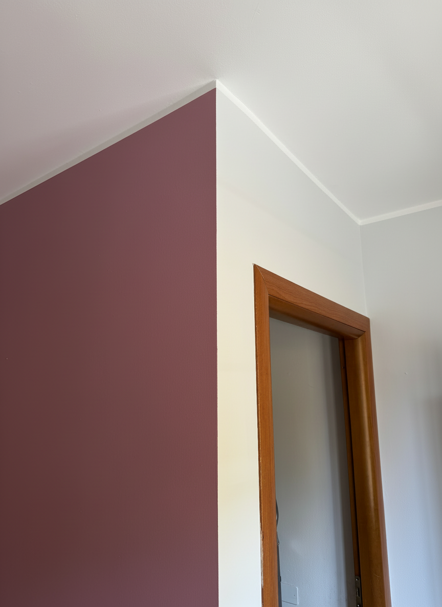 Parete color malva con porta in legno