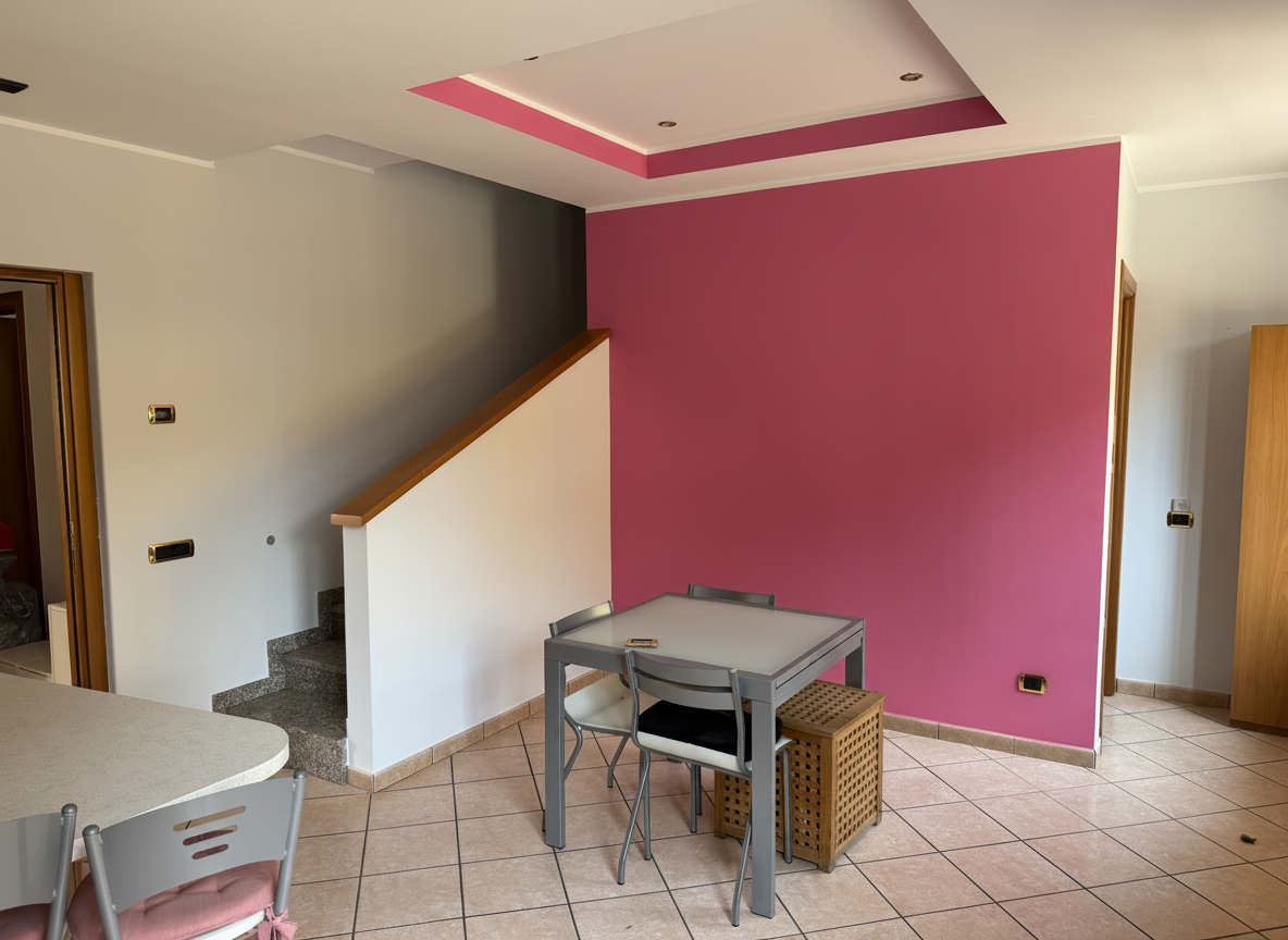 Soggiorno con parete fucsia e controsoffitto