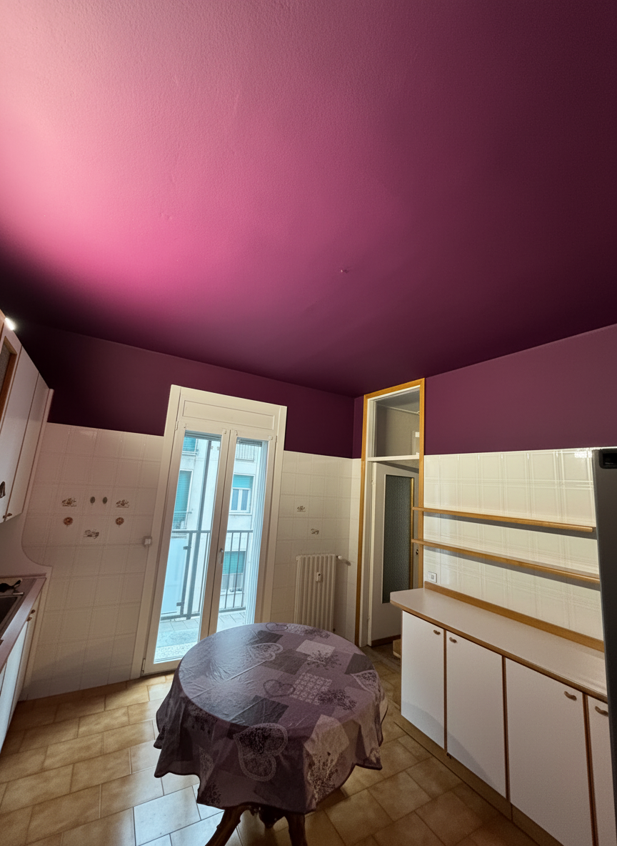 Cucina con soffitto viola